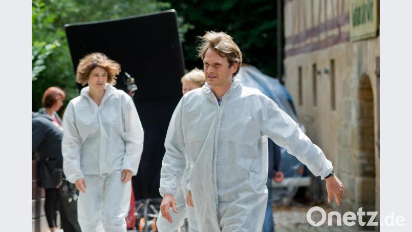 Die Schauspieler Fabian Hinrichs (r) in der Rolle des Hauptkommissars Felix Voss und Eli Wasserscheid in der Rolle der Kommissarin Wanda Goldwasser (l) bei Dreharbeiten für den zweiten Franken-Tatort. Bild: Daniel Karmann/dpa