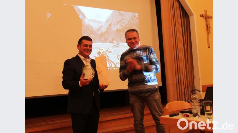 Organisator Markus Fichtner (rechts) bedankt sich bei Referent Markus Nickl für seinen Vortrag. Bild: Susanne Forster