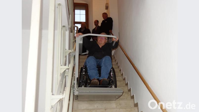 Inklusionsbeauftragter Josef Leikam führte beim Wittelsbacher Saal den vorhandenen Treppenlift vor. Bild: tra