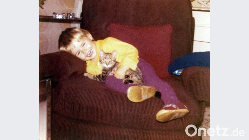 Ein Kind der 70er Jahre und sein Haustier &quot;Peter&quot;. Unser Autor musste lernen, dass Katzen nicht ewig leben. Bild: za