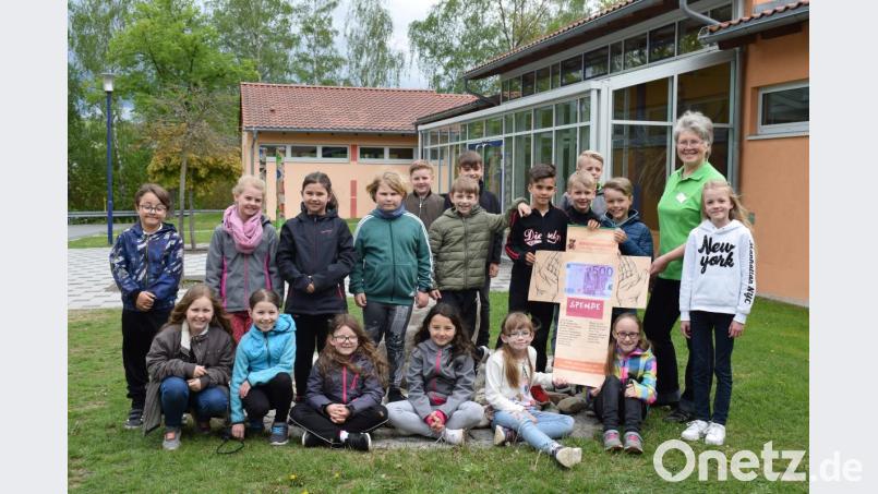 Die Erstkommunionkinder der Pfarrei Oberköblitz spendeten 500 Euro an die Kinderkrebshilfe.Dritte Vorsitzende Gunda Hagn nahm die Spende dankbar entgegen. Bild: bnr