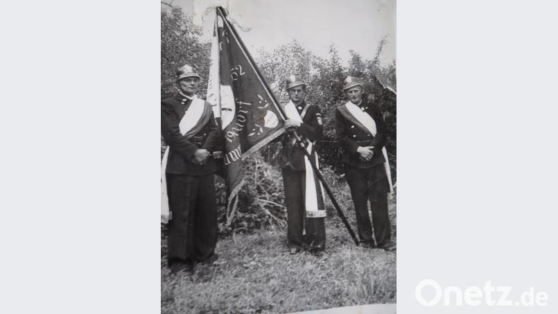 Die Fahne bekam 1952 ihren kirchlichen Segen und steht seitdem stolze 67 Jahre im Dienste der Schlammersdorfer Wehr. Die Fahnenabordnung bei der Weihe bestand damals aus Josef Lautner aus Menzlas, Schmid Adolf aus Schlammersdorf und Eduard Pittner aus Ernstfeld (von rechts). Bild: wmi