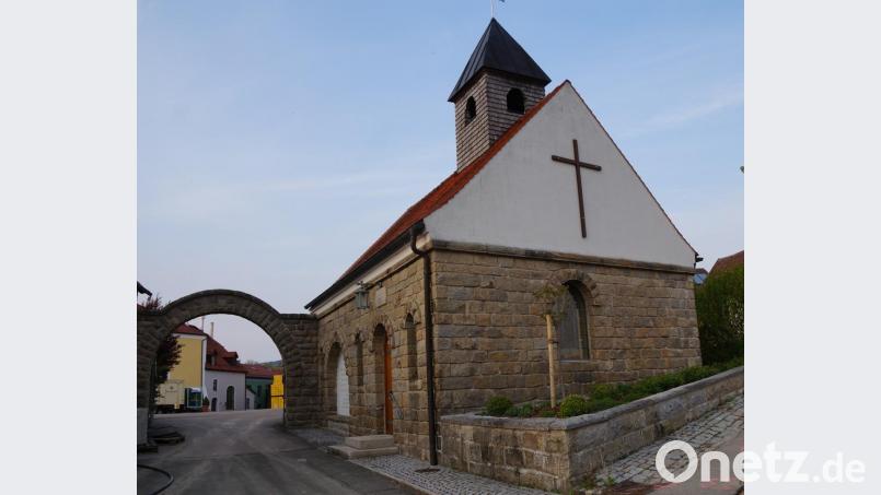 Die Kapelle in Fuchsberg ist ein Schmuckstück des Dorfes. Mit einem feierlichen Gottesdienst, den Pfarrer Herbert Rösl zelebrierte, eröffnete Vorsitzender Ulrich Wohlgemuth die Jahreshauptversammlung des Kapellenbauvereins. Bild: weu
