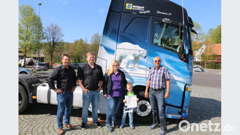 Zu den letzten Vorbereitungen fürs zweite Trucker-Fest des Vereins „Bäärenbande“ am kommenden Wochenende gehörten die Festlegung der Stellplätze und die Aufgabenverteilung für die vielen Helfer und Unterstützer. Andreas Nebel, Dorsten Schmitt und Jacqueline Pfaff (von links) dankten dabei Hans Lenk (rechts), der das Fest der PS-Boliden begleitet. Bild: bsc