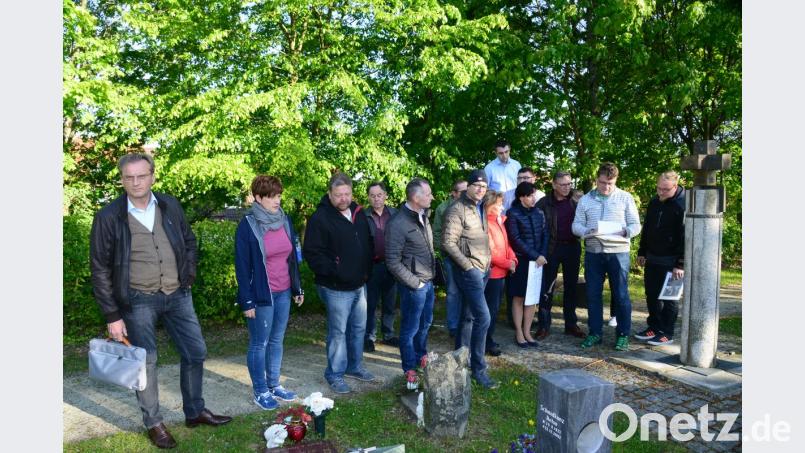 Der Umfang des Grabschmuckes neben den Stelen macht der Marktgemeinde sorgen, weil das Mähen der Rasenfläche erschwert wird. In welchem Umfang dagegen eingeschritten werden soll ist noch offen. Feststeht aber, dass die Fläche für Urnenbeisetzungen erweitert werden muss. Bild: bey