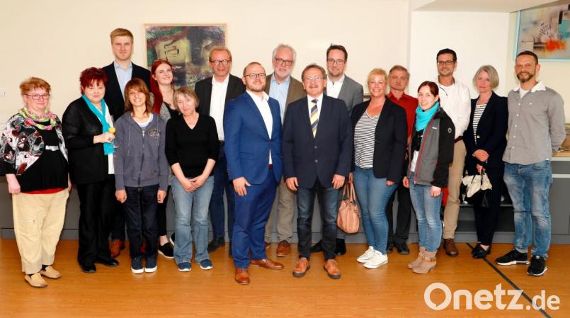 Das Steuerrad wurde vom bisherigen Hoteldirektor Martin Bünk (Siebter von links) an seinen Nachfolger Harald Bruischütz (Achter von links) übergeben. Mit auf dem Bild Geschäftsführer Martin Weiß (Neunter von rechts), Bürgermeister Hans Donko (Achter von rechts), Dr. Christian Weiß (Siebter von rechts) und Geschäftsführungsassistent Florian Vielsmaier (Dritter von rechts). Bild: njn