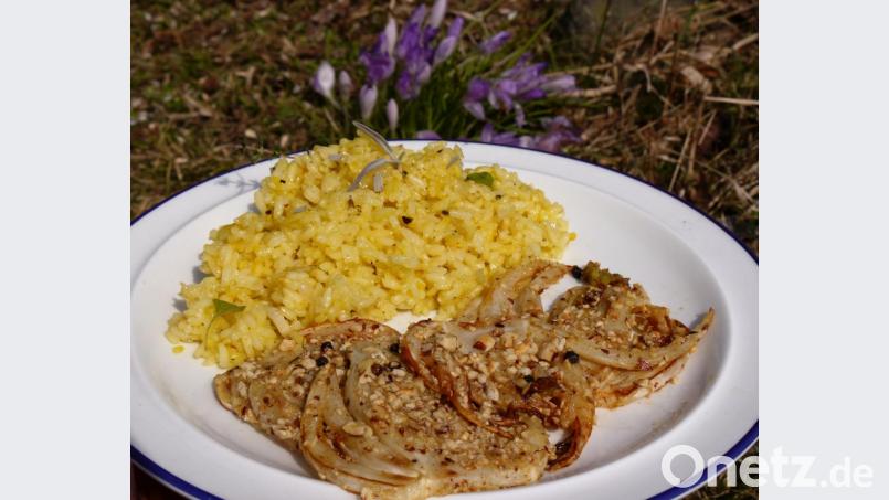 Die Fenchelscheiben werden in einer Nuss-Mischung gewendet und gebraten. Bild: Miriam Lill
