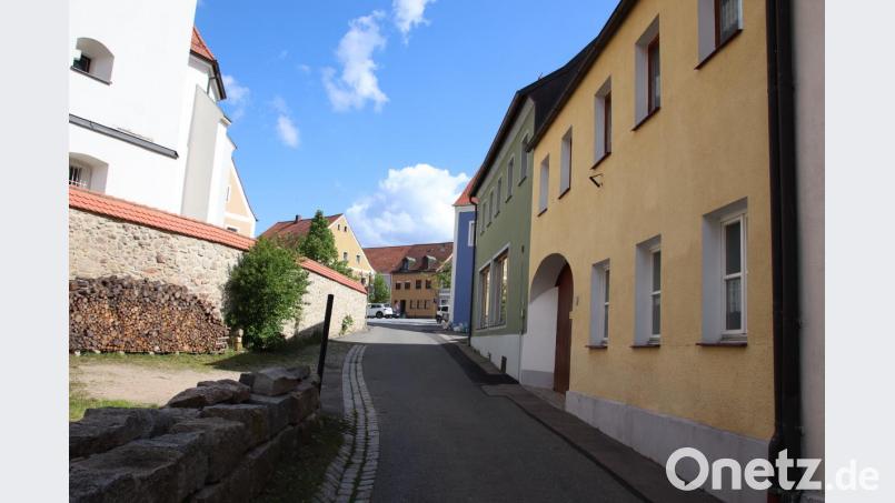 An der Nordseite der Pfarrkirche &quot;Maria vom Siege&quot; im Ortskern von Schwarzhofen schlängelt sich die kurze Lederergasse, wo die getötete Katze zu Hause war. Bild: td