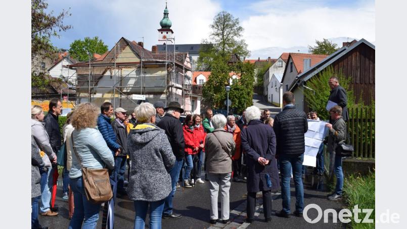 Bei einem Rundgang durch Tirschenreuth zeigte Bürgermeister Franz Stahl am Tag der Städtebauförderung fünft wichtige Baustellen in der Kreisstadt auf. Bürgermeister Franz Stahl erklärte auf der Mühlbühl-Brücke das Projekt &quot;Zukunft Stadtgrün&quot;. Bild: szl