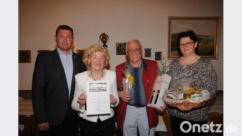 Bürgermeister Rainer Rewitzer (links) und Hotelchefin Lotte Hartwig (rechts) danken dem Ehepaar Hans und Helga Henker für ihre Treue zur Stadt und zum Hotel &quot;Regina&quot;. Bild: bey