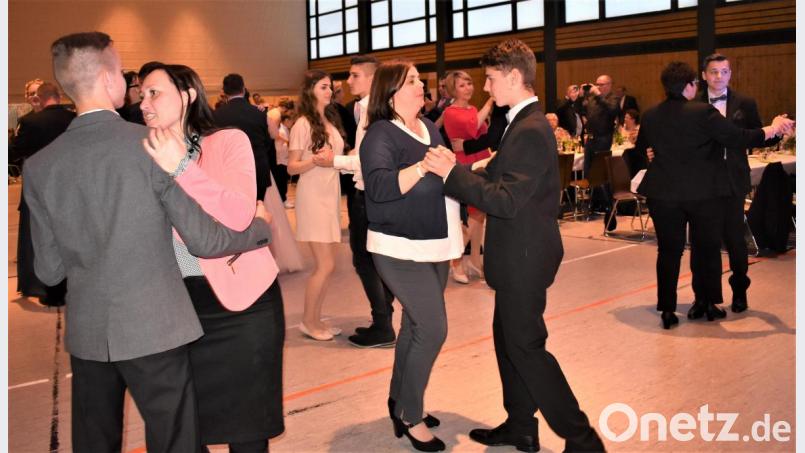 Beim Abschlussball dürfen auch die Eltern ran. Bild: rgr