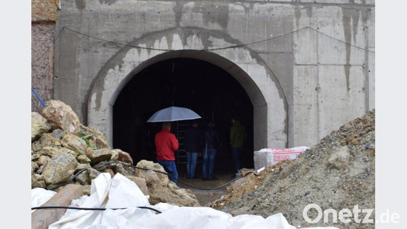 Bei einem Rundgang durch Tirschenreuth zeigte Bürgermeister Franz Stahl am Tag der Städtebauförderung fünft wichtige Baustellen in der Kreisstadt auf. Letzte der fünf Stationen waren die Kellergewölbe der alten Fronfeste. In die ehemalige Polizeiinspektion kommt der OTH Studiengang Soziale Arbeit. Bild: szl