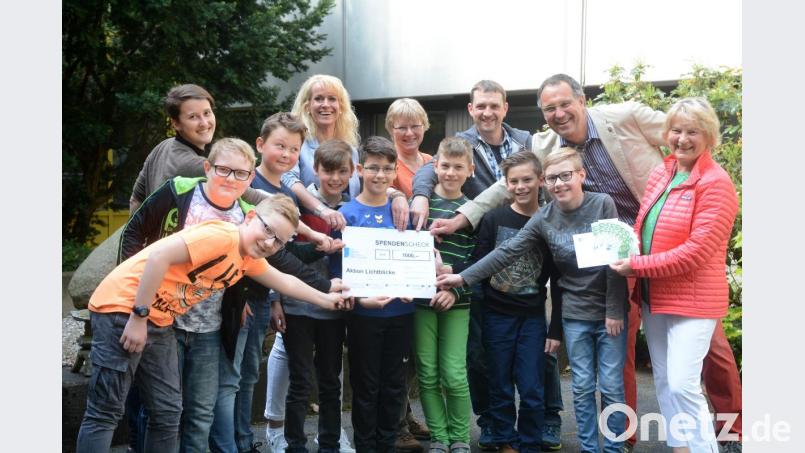 Hans-Scholl-Realschule spendet 1000 Euro für &quot;Lichtblicke&quot; Bild: Gabi Schönberger
