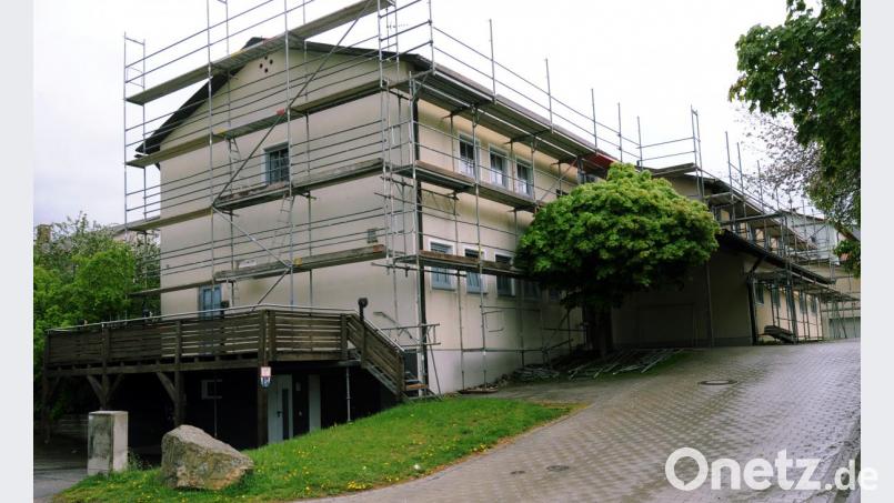 Im Rahmen von Dorferneuerungsmaßnahmen wird auch das in die Jahre gekommene Vereinsheim in Kemnath a. Buchberg aufwendig saniert Bild: gf