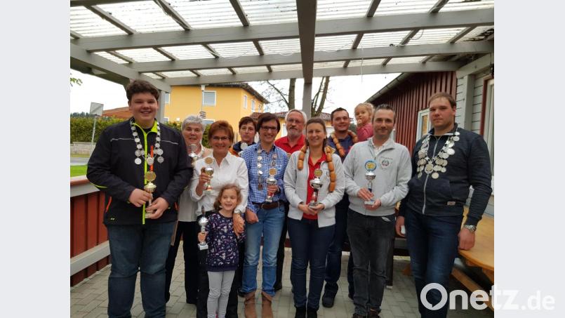 Die Gewinner (von links): Nico Kellner, Karin Mathes, Edda Punzmann, Sabine Gruber, Silke Fütterer, Josef Schmid, Christina Bäumler, Christian Punzmann, Markus Kulikow und Peter Zetzl. Bild: tok