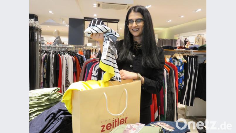 Im Modehaus Zeitler freut sich auch die Auszubildende Melanie Nemec darüber, dass ihre Chefin Katrin Paschedag mit den stabilen Papiertüten für die Kunden viel Plastikmüll vermeidet. Bild: ubb