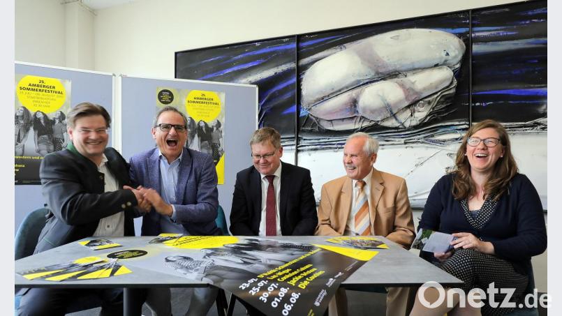 In 25 Jahren haben sich jede Menge Geschichten rund ums Sommerfestival angesammelt. Es darf gelacht werden (von links): Maximilian Hahn vom Sponsor Stadtbau, Kulturreferent Wolfgang Dersch, Oberbürgermeister Michael Cerny, Norbert Fischer, der Vorsitzende der Freunde des Stadttheaters – auch ein Sponsor und Kulturfachkraft Katja Körtge. Bild: Wolfgang Steinbacher