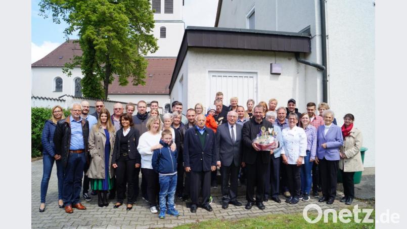 Ruhestandspfarrer Andreas Hanauer (vorne, Sechster von rechts) feiert mit Bruder, Neffen und Nichten in der Jakobsklause den 75. Geburtstag. Pfarrer Thomas Stohldreier (rechts daneben) dankte dem Jubilar für seine Mitarbeit in der Pfarrei und überreichte als Geschenk ein &quot;Überlebenspaket&quot;. Bild: du