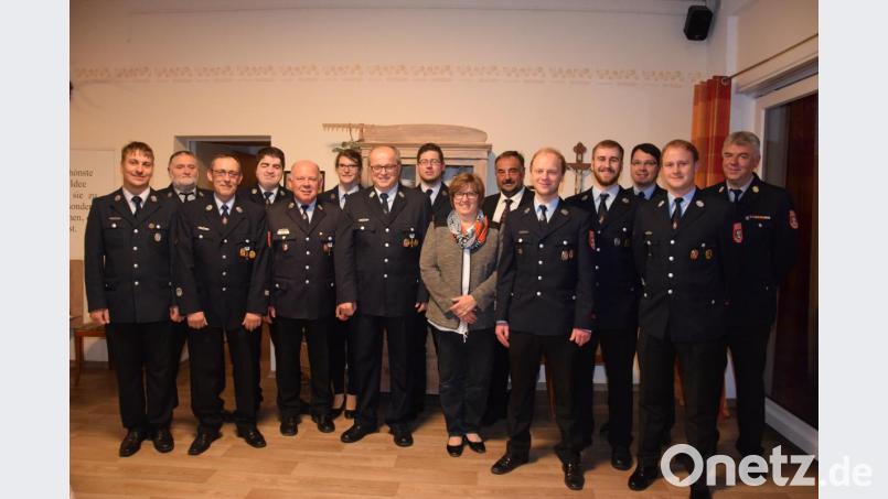 Kommandant Michael Bäumler (rechts), Vorstand Andreas Troidl (3.v.re), Bürgermeister Josef Beimler (6.v.re) und zweiter Vorstand Kerstin Wittmann (5.v.li) gratulierten den Geehrten und bedankten sich für den langjährigen Einsatz bei der Feuerwehr. Neuer Ausbilder für die Modulare Truppausbildung ist Christian Schön (2.v.re), zum Jugendwart wurde Josef Pflaum junior (4.v.re) und zum Atemschutzgeräteträger Dominik Klos (7.v.re) ernannt. Bild: fla