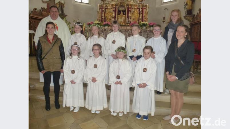 Theresa Forster, Ronja Holfert, Konstantin Köppl, Emilia Meier, Lena Meier, Patrick Rabe, Michael Schmid, Lena Weinfurtner und Gabi Zimmermann feierten Kommunion, Pfarrer Markus Urban (hinten links) zelebrierte den Festgottesdienst. Bild: mad