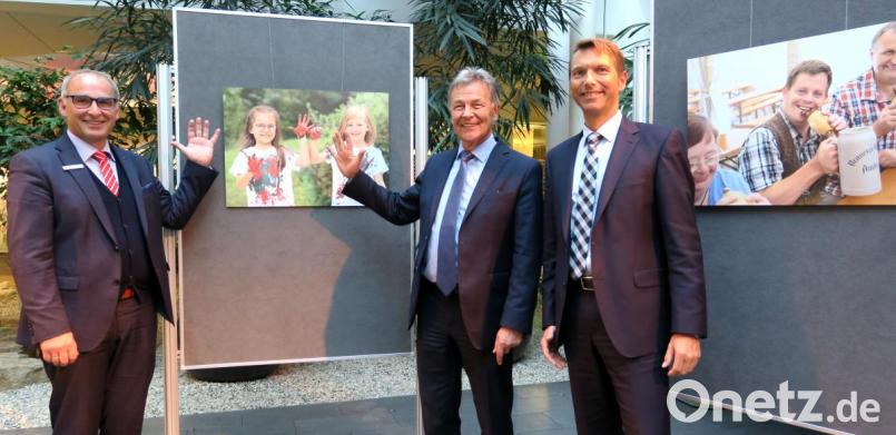 Marktdirektor Peter Scheitinger, stellvertretender Landrat Joachim Hanisch und Lebenshilfe-Vertreter Bernhard Vahle (von links) eröffneten die Wanderausstellung „Weil Leben Spaß macht“ in den Räumen der Schwandorfer Sparkasse. Bild: Hirsch