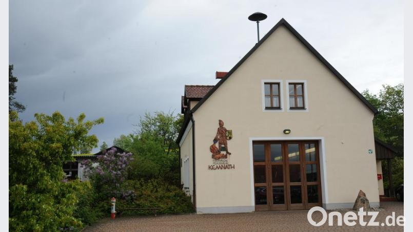 Grundsätzlich ist sich der Schnaittenbacher Stadtrat darüber einige, daß für die Freiwillige Feuerwehr Kemnath a. Buchberg ein neuer Mannschaftstransportwagen beschafft wird, aber Klärungsbedarf steht noch aus, wo dieses Fahrzeug abgestellt wird, eventuell auf der Fläche links des Gerätehauses, vielleicht sogar leicht Richtung Straße versetzt, aber dabei müssen Unfallverhütungsvorschriften und Flächenvorgaben eingehalten werden, damit Fahrzeug und Garagenbau förderfähig werden. Bild: gf