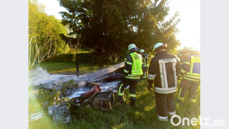 Nur wenig deutet noch darauf hin, was an dieser Stelle vor dem Brand gestanden hat: ein Wohnwagen. Bild: ui