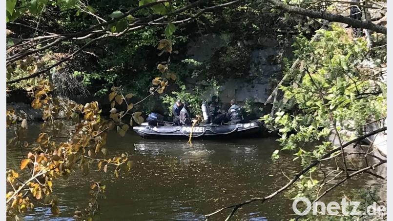 Polizeitaucher suchen bei Waldkirch nach Monika Frischholz. Bild: Gabi Schönberger