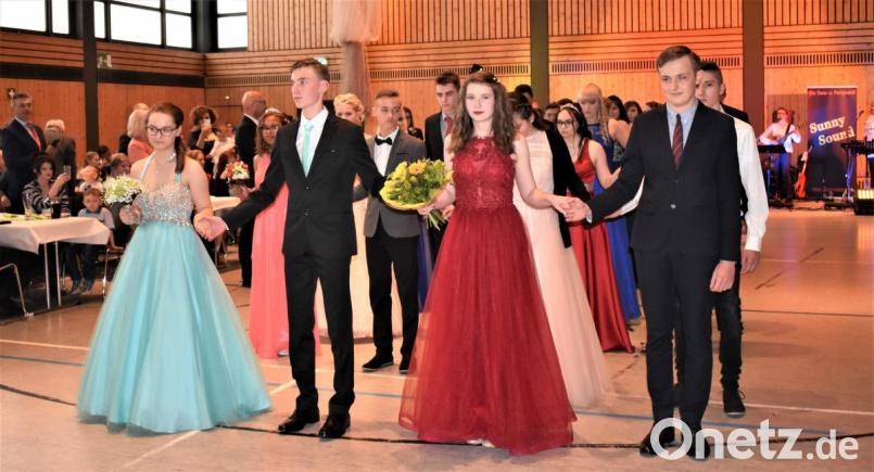 Der Abschlussball in Grafenwöhr beginnt mit dem Einzug. Bild: rgr