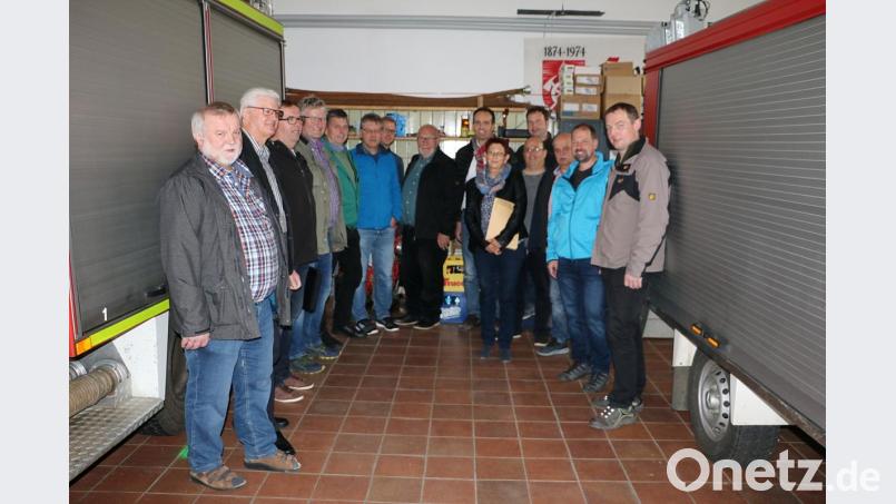 Bürgermeister Hans-Jürgen Strehl (Mitte, mit Schal) mit den Gemeinderäten beim Ortstermin im Feuerwehrhaus. Bild: gru