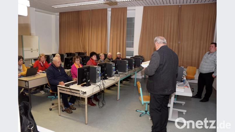 Seniorenbeauftragter Eberhard Besold (Zweiter von rechts) begrüßt die Teilnehmer am PC-Kurs, den Georg Redl (rechts) leitet. Bild: bkr