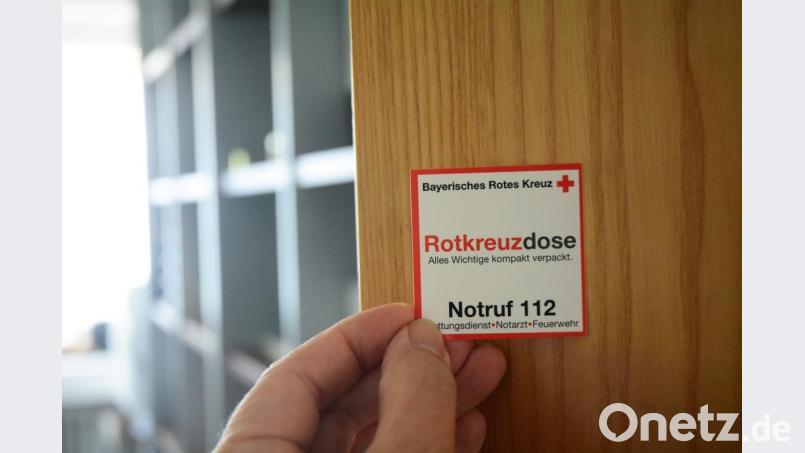Ein Aufkleber an der Tür weist die Rettungskräfte darauf hin, dass der Wohnungsinhaber eine Rotkreuzdose besitzt. Bild: Gabi Schönberger
