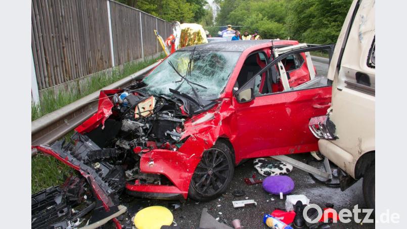 In dem roten Pkw waren das Schmidmühlener Ehepaar und zwei weitere Begleiter unterwegs. Ein Kleinbus (rechts im Bild) hatte den Wagen frontal gerammt. Bild: Uli Hofner