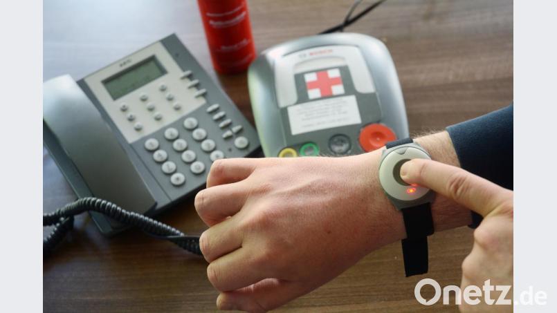 So funktioniert der Notrufknopf: Durch einen Druck aufs Armband wird über das Zusatzgerät am Telefon die Notrufzentrale alarmiert und die ist rund um die Uhr besetzt. Bild: Gabi Schönberger