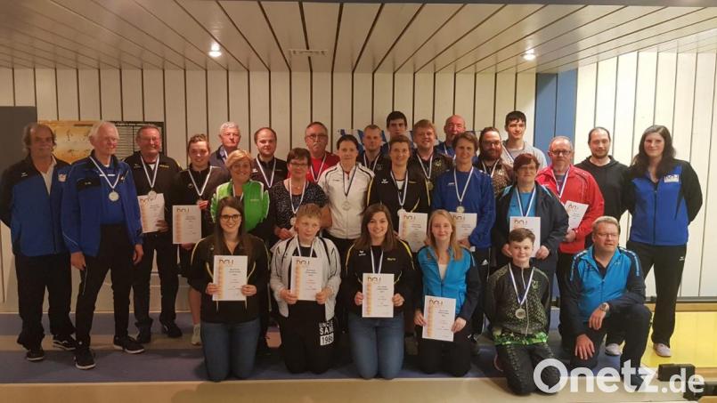 Bei den Bayerischen Meisterschaften kämpften zahlreiche Teilnehmer um den Sieg. Unser Bild zeigt die drei Erstplatzierten der verschiedenen Klassen. Bild: exb