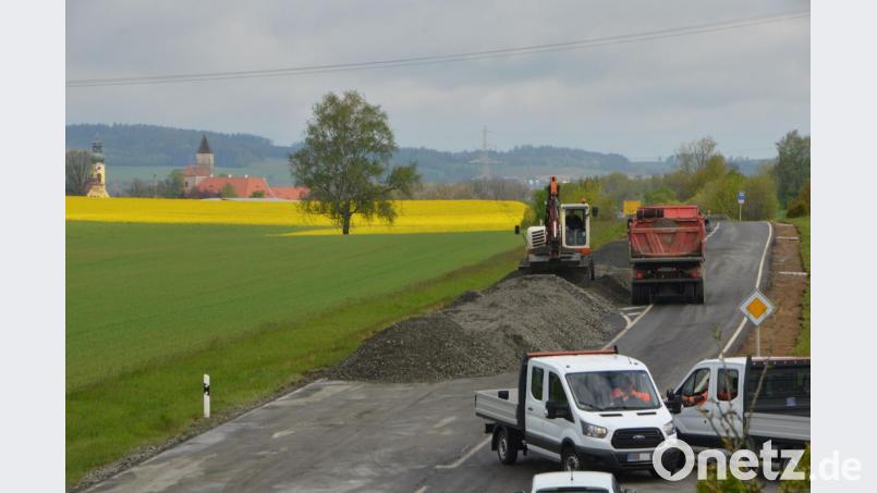 Mit Hochdruck arbeiten die Straßenbauer der Firma Strabag an der Sanierung der Umgehungsstraße. Bild: dob