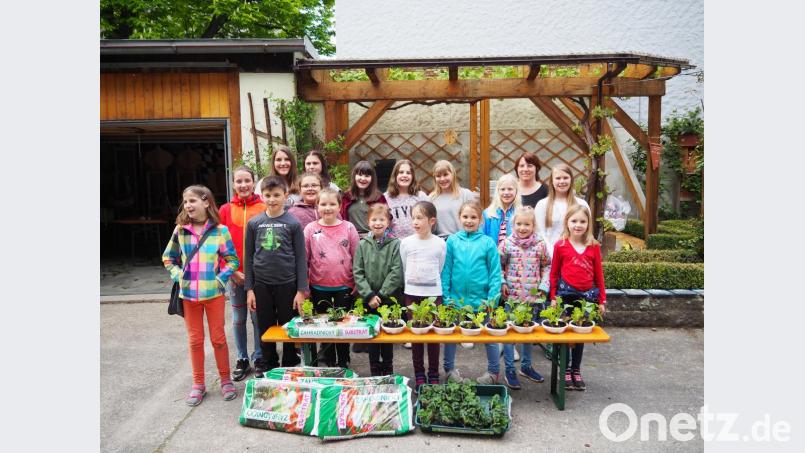 Die Jugendgruppe des Obst- und Gartenbauvereins bastelte vor dem Muttertag im Vereinsgarten mit ihren Betreuerinnen ein Minigartenbeet und fertigte kleine Geschenke für die Mütter an Bild: flt