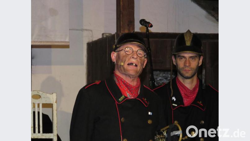 Kapellmeister Norbert Neugirg (li.) ließ keine Gelegenheit aus, den Rotary Club Stiftland einmal gehörig auf die Schippe zu nehmen. Bild: ubb