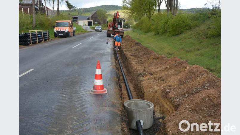 Derzeit werden die Sickerleitungen im Bankett verlegt. Mit den Bauarbeiten beauftragt ist ein Unternehmen aus dem Landkreis Cham. Bild: jr