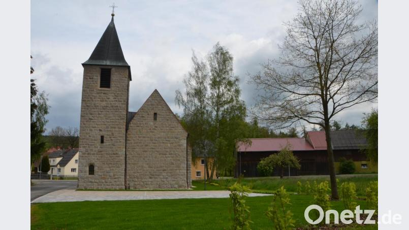 Die neugestaltete Parkplatzanlage an der Kaimlinger Dorfkirche fügt sich in das gesamte Areal ein. Bild: dob
