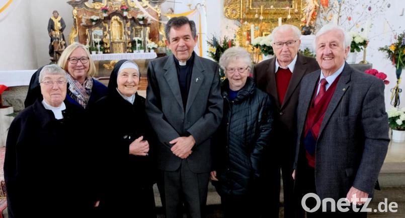 Zum Erinnerungsfoto an ein freudiges Wiedersehen stellen sich (von links) Schwester Regelind, dritte Bürgermeisterin Rita Rosner, Schwester Berchmana, Pfarrer Max Früchtl, Margit Landgraf, Hans Landgraf und Bürgermeister a. D. Fred Lehner. Bild: le