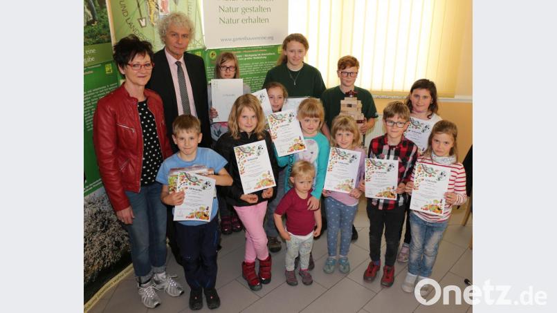 Stolz zeigen die Kemnather Petersiliengurus ihre Urkunden und ihre neue Obstpresse, die sie in Neusorg von Landrat Wolfgang Lippert (Zweiter von links) als Preis erhalten haben. Bild: rpp