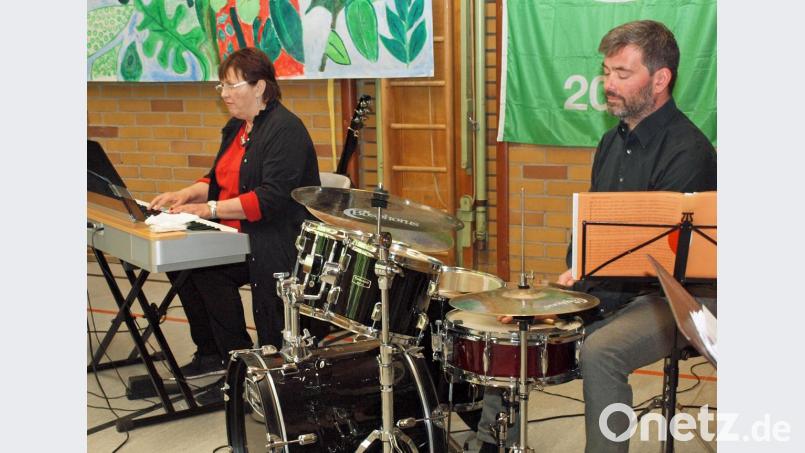 Mit der Improvisation „Rock Me Mama Blus“ begeisterte Angie Oeckl, begleitet von Florian Beer am Schlagzeug und Georg Roidl am Bass. Bild: sön