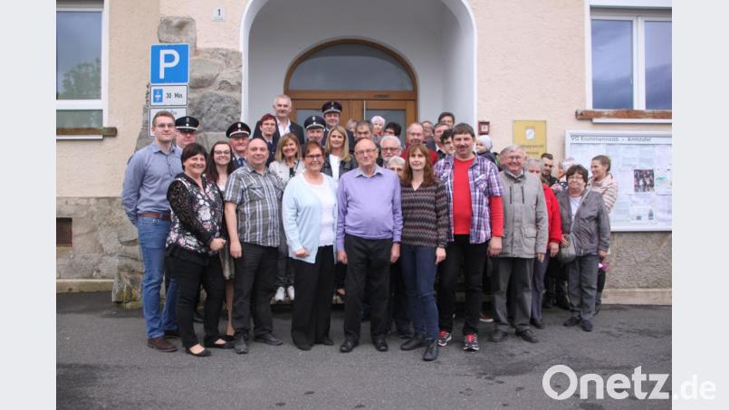 Die fröhliche Gratulantenschar, in der Mitte Anneliese und Karlheinz Krenkel, links Sohn Markus mit Ehefrau Karin, rechts neben dem Jubilar Tochter Ines mit Ehemann Klaus Denz. Bild: den