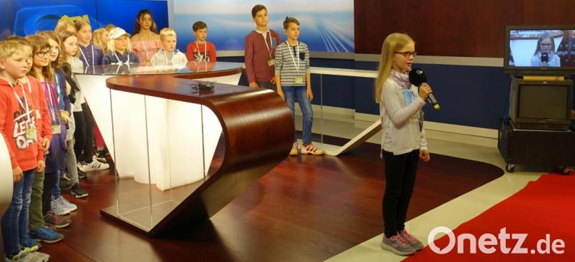 Die Grundschüler aus Schönsee dürfen im Fernsehstudio von OTV in Amberg ihre eigene Sendung moderieren. Bild: exb