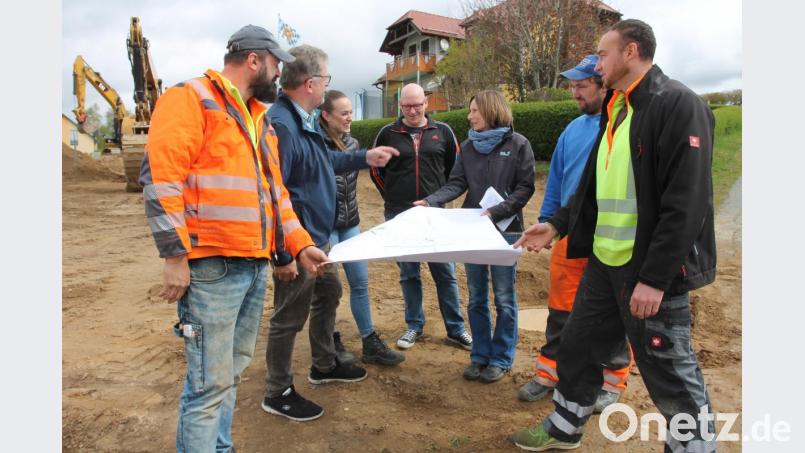 Bürgermeister Johann Maurer (Zweiter von links) informiert sich über den Baufortschritt. Bild: pi