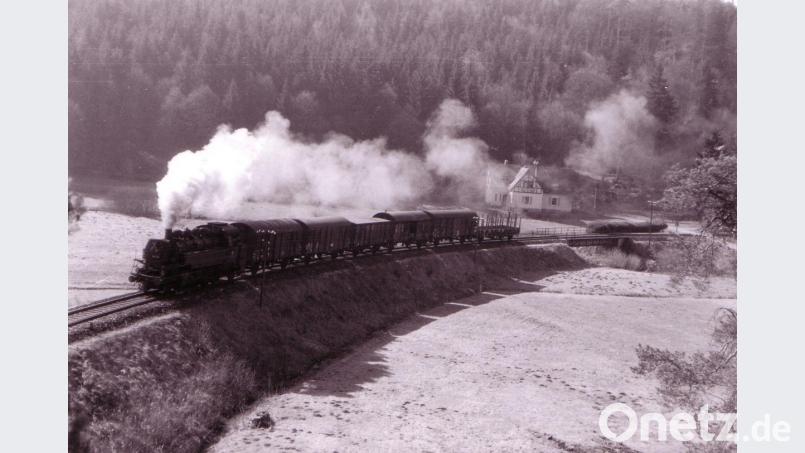 Eisenbahnromantik pur: Diese Aufnahme zeigt einen Zug vor dem Gasthaus Lauterach auf dem Weg nach Ursensollen. Bild: Gottfried Turnwald /Archiv Josef Schmaußer