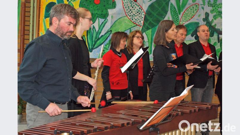 Florian Beer begleitete am Marimbaphon die Gruppe Cababana, die mit „Canto de Meditacion“ aus der Misa campesina von Carlos Mejia Godoy in die Urwälder Nicaraguas entführte. Bild: sön