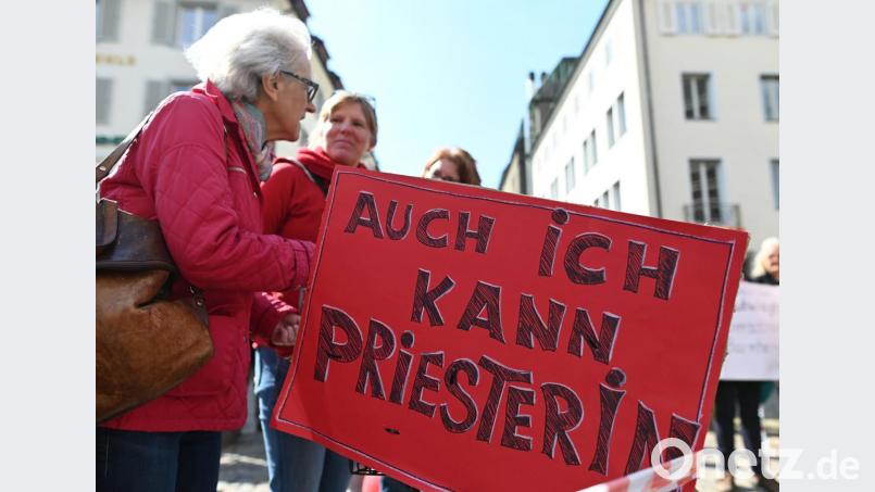 &quot;Auch ich kann Priesterin&quot; - meinen Teilnehmerinnen einer Protestaktion der Initiative &quot;Maria 2.0&quot; der Katholischen Frauengemeinschaft in der Erzdiözese Freiburg. Dieses Ziel ist keinesfalls in kurzer Zeit erreichbar, sind drei Weidenerinnen überzeugt, die sich in der Kirche engagieren. Bild: dpa/Patrick Seeger