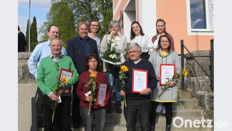 Doppelt gewürdigt: Petra Fifeik (hinten, Mitte) nahm Abschied vom aktiven Amt und ist, genauso wie Heinrich Kopatsch (vorne links) 40 Jahre in der Organisation. Rechts vorne Gudrun Turbanisch (35 Jahre), vorne Mitte die Jubilare Karin und Josef Albrecht Bild: wrt